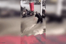 Nhiều thành phố Trung Quốc chìm trong biển nước, 12 người chết vì lũ lụt