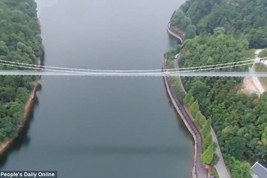 Cầu đáy kính nối liền hai đảo ở Trung Quốc
