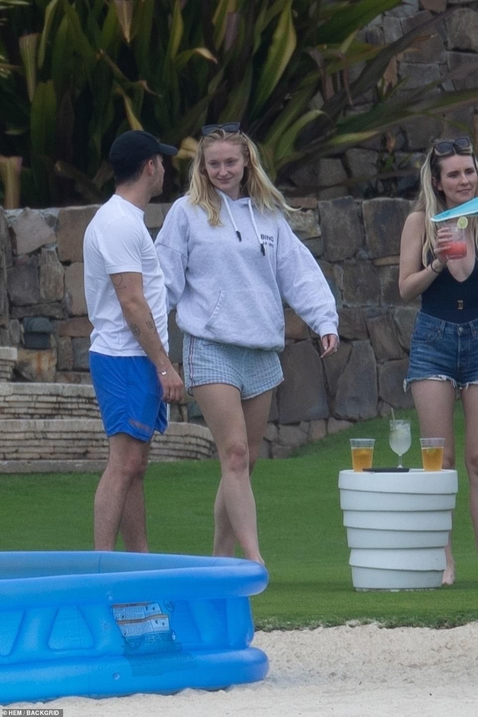 Sophie Turner bế bụng bầu đi nghỉ mát - 5 Sophie Turner bế bụng bầu đi nghỉ mát - 5