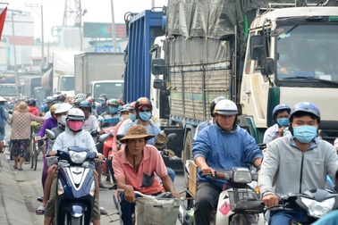 Người Sài Gòn tấp nập đi tảo mộ, quốc lộ kẹt cứng