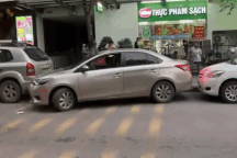 Nữ tài xế đưa xe ra khỏi chỗ đỗ siêu hẹp, cộng đồng mạng "ngả mũ"
