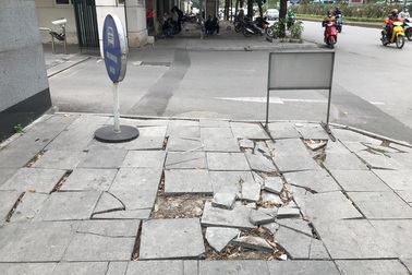 Cận cảnh vỉa hè lát đá "bền trăm năm" ở Hà Nội vỡ vụn, bong tróc