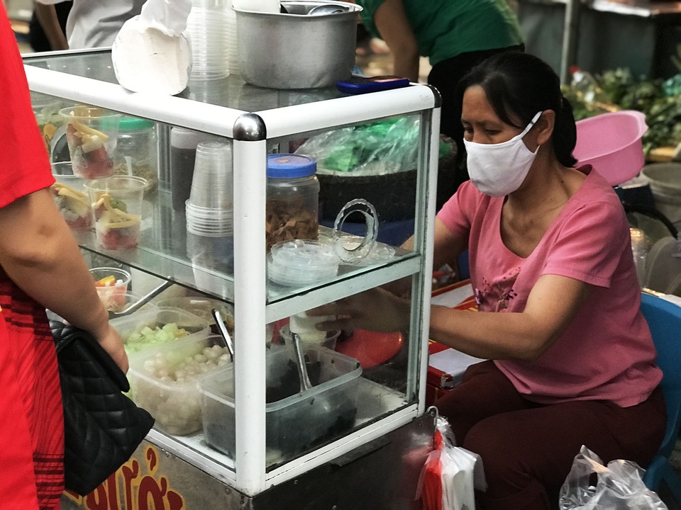 Nắng nóng 40 độ: Gánh hàng rong vỉa hè bán 300 cốc thạch/ngày - 3 Nắng nóng 40 độ: Gánh hàng rong vỉa hè bán 300 cốc thạch/ngày - 3