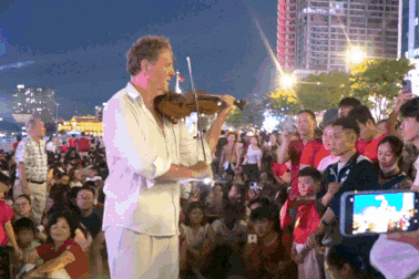 Nghệ sĩ Pháp chơi nhạc Việt trong sự yêu mến của đông đảo người dân TPHCM