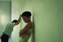 Vừa góp tiền mua điều hòa thì bị bạn gái cắm sừng, đưa trai về "hưởng ké"