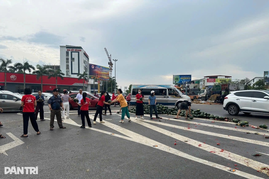 Người dân Vinh xếp hàng chuyền dưa hấu cho tài xế sau tai nạn - 2 Người dân Vinh xếp hàng chuyền dưa hấu cho tài xế sau tai nạn - 2