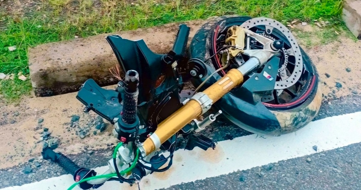 Mô tô phân khối lớn gãy đôi sau va chạm, 2 người thương vong