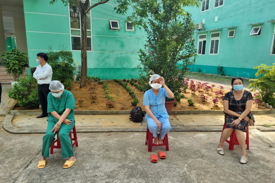 Đà Nẵng tiêm những mũi vắc xin Covid-19 đầu tiên - 6 Đà Nẵng tiêm những mũi vắc xin Covid-19 đầu tiên - 6