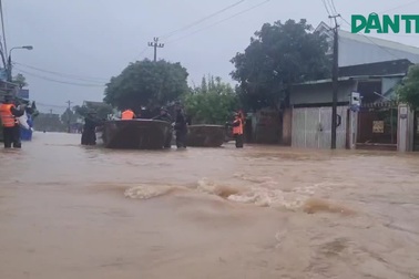 Lực lượng công binh vượt lũ đưa người dân đi cấp cứu