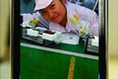 Ảnh cô gái trong nhà máy sản xuất iPhone gây náo động Internet