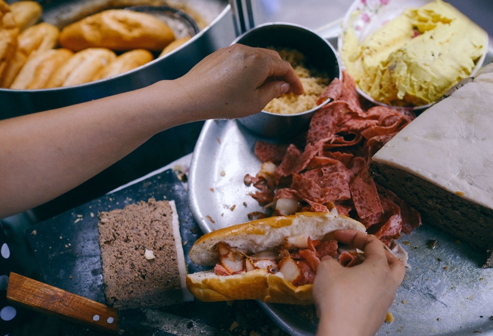 Hàng bánh mì Hà Nội từ thời bao cấp, bán 400 chiếc/ngày, giá chỉ 10 nghìn đồng - 1 Hàng bánh mì Hà Nội từ thời bao cấp, bán 400 chiếc/ngày, giá chỉ 10 nghìn đồng - 1