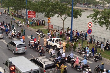 Ăn xong hộp cơm, người đàn ông lao thẳng xuống kênh tự tử