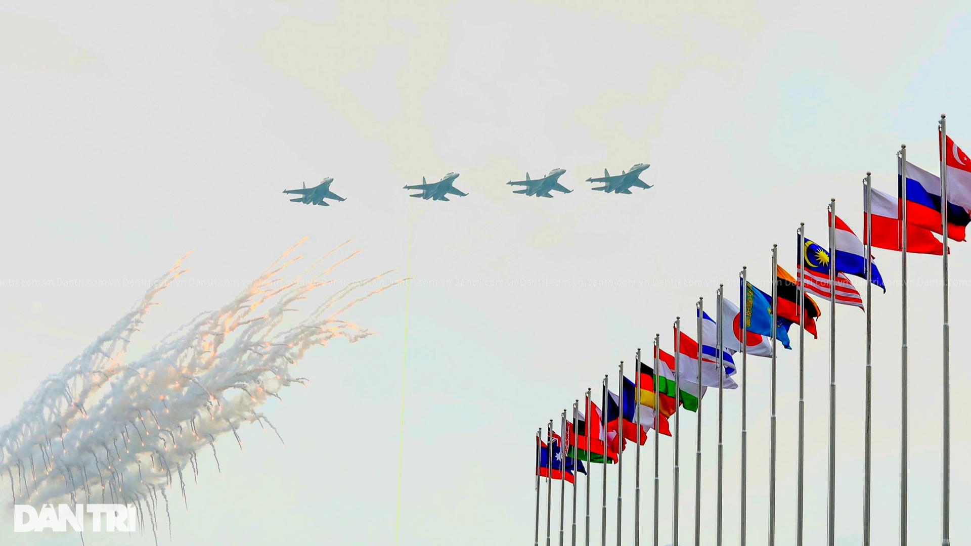 Su-30MK2 nhả đạn nhiễu rực sáng bầu trời khai mạc Triển lãm Quốc phòng - 13 Su-30MK2 nhả đạn nhiễu rực sáng bầu trời khai mạc Triển lãm Quốc phòng - 13