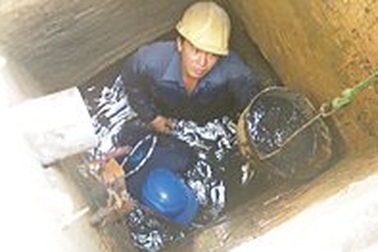 Long đong “nghề chui hầm"