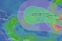 Bão Saola mạnh lên trước khi vào Biển Đông