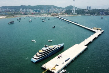 Tỷ phú người Anh cùng siêu du thuyền 150 triệu đô thưởng ngoạn vịnh Hạ Long