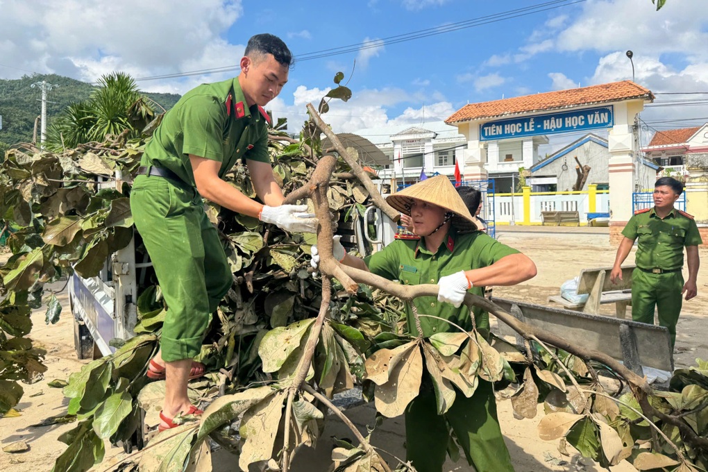 Tăng cường cả trăm cán bộ, chiến sĩ công an khắc phục hậu quả sau bão - 2 Tăng cường cả trăm cán bộ, chiến sĩ công an khắc phục hậu quả sau bão - 2