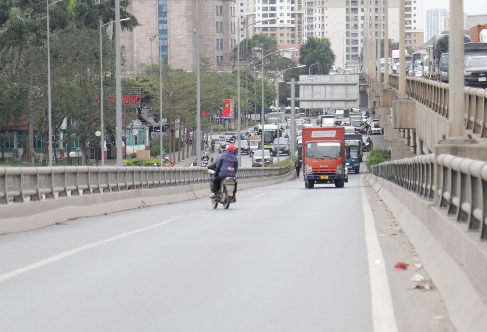 Tài xế xe ôm lên vành đai 3 trên cao bắt khách, đâm vỡ đèn ô tô - 12 Tài xế xe ôm lên vành đai 3 trên cao bắt khách, đâm vỡ đèn ô tô - 12