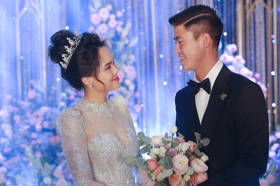 Cô dâu của cầu thủ Duy Mạnh mặc váy cưới, trang sức kim cương tiền tỷ - 8 Cô dâu của cầu thủ Duy Mạnh mặc váy cưới, trang sức kim cương tiền tỷ - 8