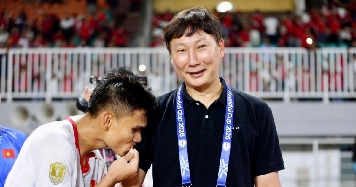 Vietnamese defender Xuan Manh kisses coach Kim Sang Sik lucky black shirt