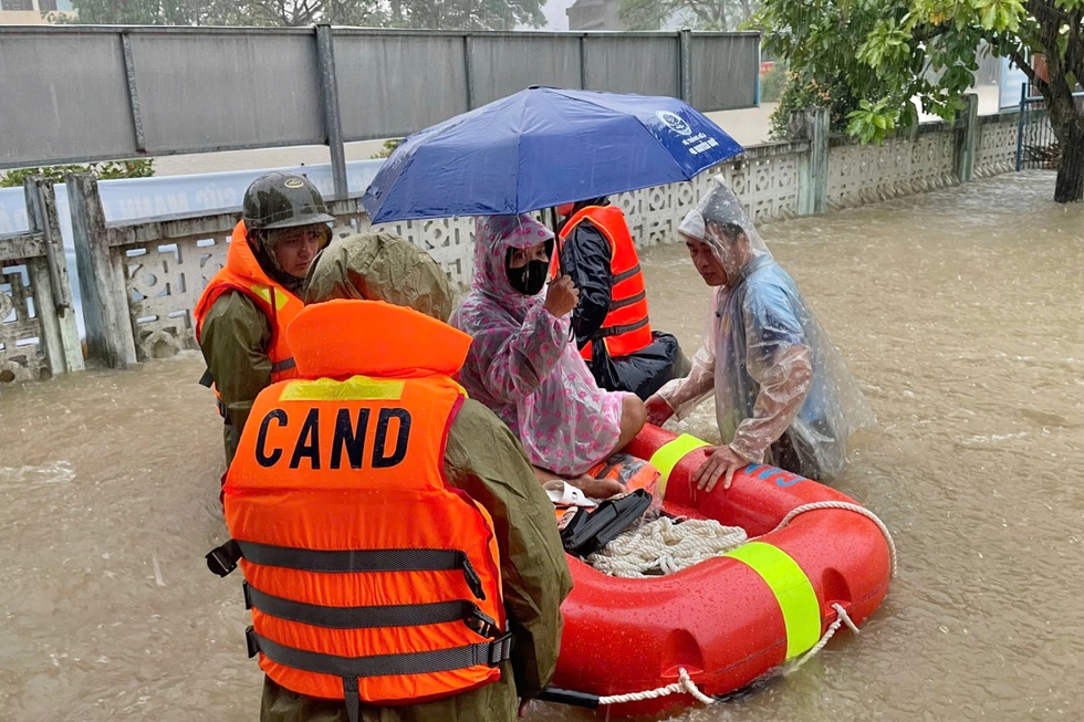 Người dân ngỡ ngàng trước trận mưa lụt lạ đời chưa từng thấy - 5