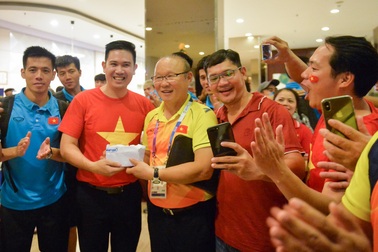 Chủ tịch Asanzo xuống sân thưởng nóng cho Olympic Việt Nam ngay sau màn thư hùng với Syria