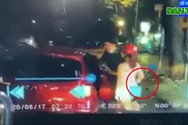 Cặp đồng tính trộm điện thoại du khách lọt vào camera ô tô