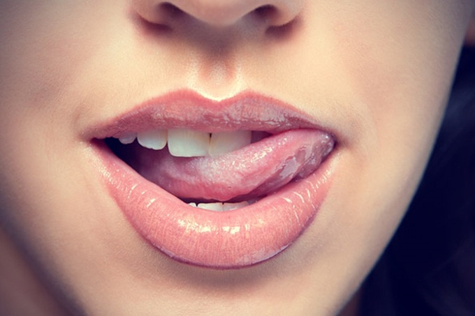 Liếm môi Vấn đề thường gặp nhất trong mùa đông là môi khô nẻ, nhiều người có thói quen liếm môi để giúp da bớt khô nhưng thực chất hành động này chỉ khiến tình trạng khô môi thêm tồi tệ. Nước bọt sẽ làm môi càng khô hơn. Để cải thiện tình hình, bạn nên dùng sản phẩm dưỡng môi chuyên dụng, tẩy da chết môi, uống thật nhiều nước và tuyệt đối không liếm môi.