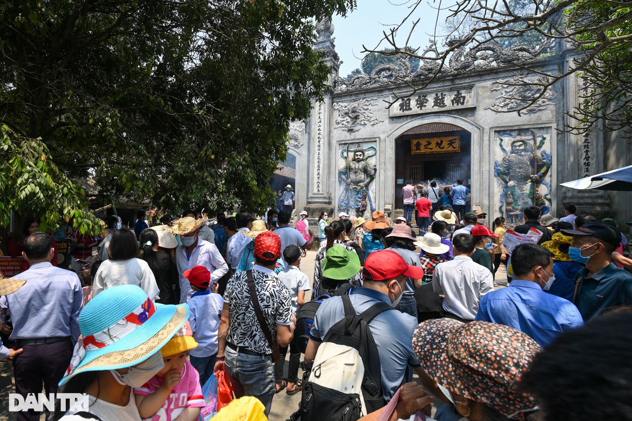 Hàng chục nghìn du khách đổ về đền Hùng dâng hương trước ngày giỗ Tổ - 10 Hàng chục nghìn du khách đổ về đền Hùng dâng hương trước ngày giỗ Tổ - 10