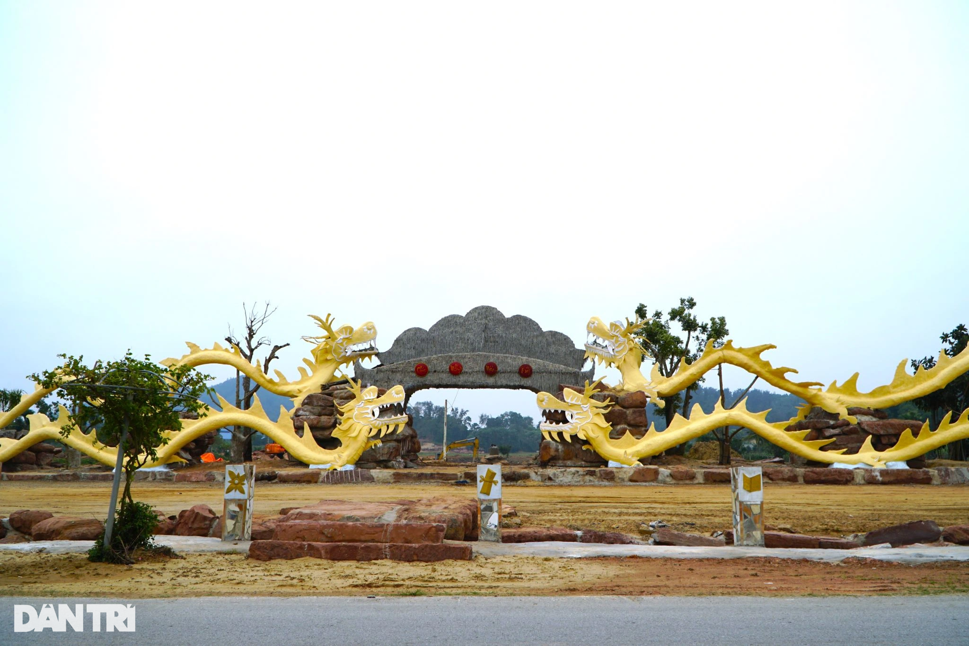 Cận cảnh 4 tượng rồng giống... 4 con giun ở Thanh Hóa - 1 Cận cảnh 4 tượng rồng giống... 4 con giun ở Thanh Hóa - 1