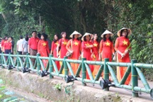 Nữ cán bộ quê hương ATK và nghi lễ đặc biệt ở Làng Sen quê Bác