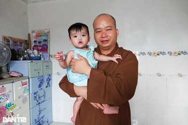 Người cha bất đắc dĩ của gần 50 đứa trẻ bị bỏ rơi