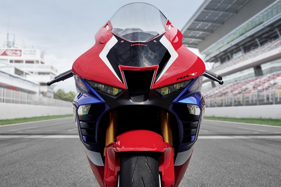 Motor chạy 299km/h trên Đại lộ Thăng Long có giá khoảng 1 tỷ đồng - 4 Motor chạy 299km/h trên Đại lộ Thăng Long có giá khoảng 1 tỷ đồng - 4