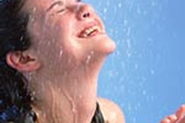 Tắm vòi hoa sen có thể hại não!