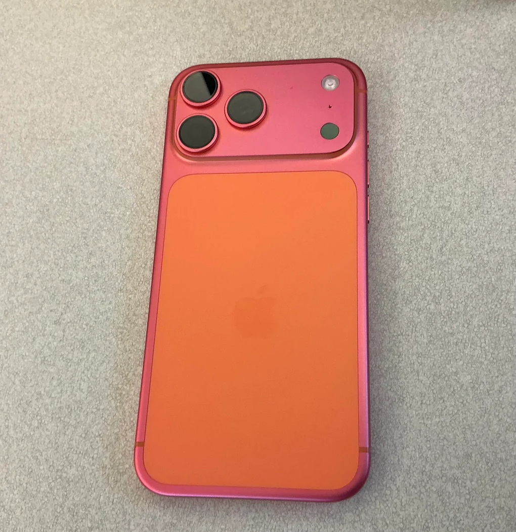 Utilizatorii raportează că iPhone 17 Pro Max a pierdut culoarea portocalie și a devenit roz - 1 Người dùng phản ánh iPhone 17 Pro Max cam bị phai, chuyển sang màu hồng - 1