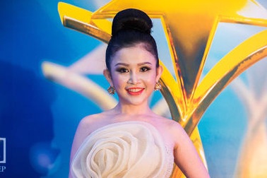 Hoa hậu Janny thuỷ Trần xuất hiện ấn tượng trên thảm đỏ Ngôi Sao Xanh