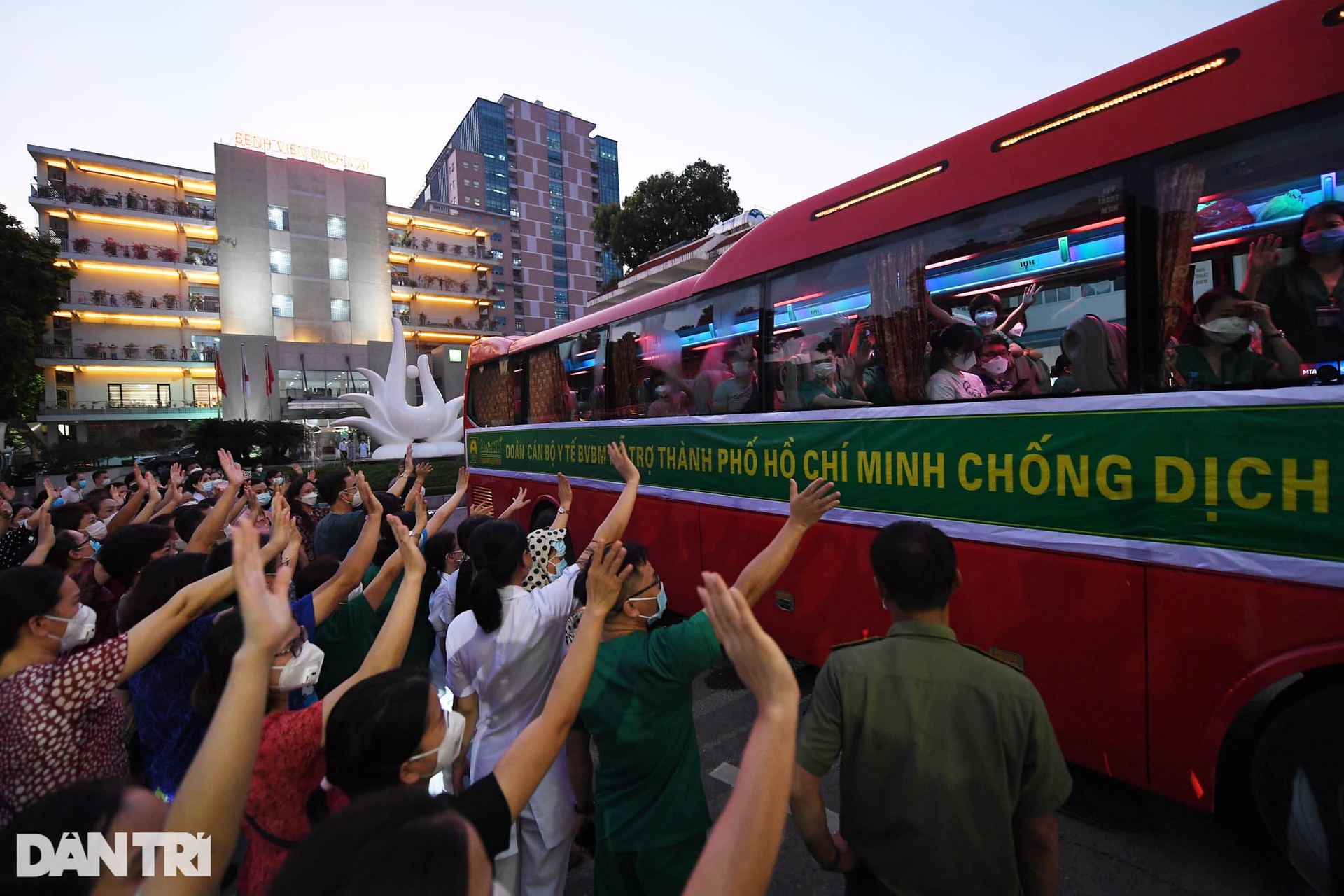 Xúc động khoảnh khắc 230 chiến sĩ áo xanh lên đường vào TPHCM chống dịch - 13 Xúc động khoảnh khắc 230 chiến sĩ áo xanh lên đường vào TPHCM chống dịch - 13