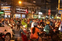 Đường phố Sài Gòn ùn tắc kéo dài sau cơn mưa lớn