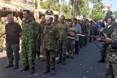 Lực lượng ly khai ở đông Ukraine bắt tù nhân diễu hành 