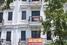 Shophouse, liền kề giá cả chục tỷ đồng treo biển cho thuê nát bươm vẫn "ế"