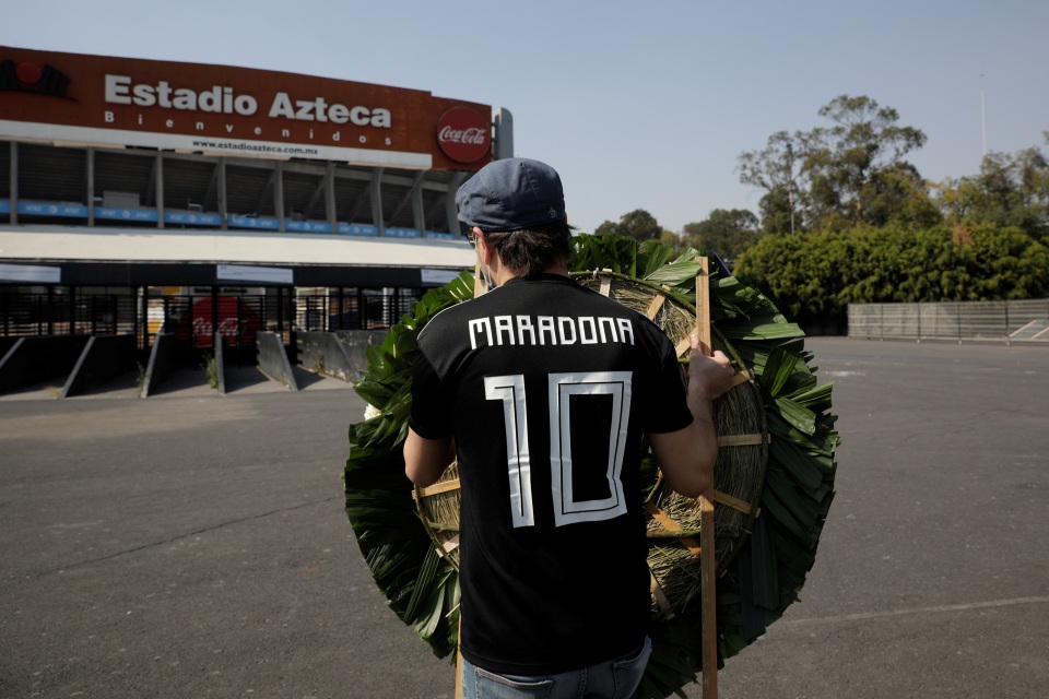 Người hâm mộ thế giới khóc thương tiễn biệt Maradona - 5 Người hâm mộ thế giới khóc thương tiễn biệt Maradona - 5