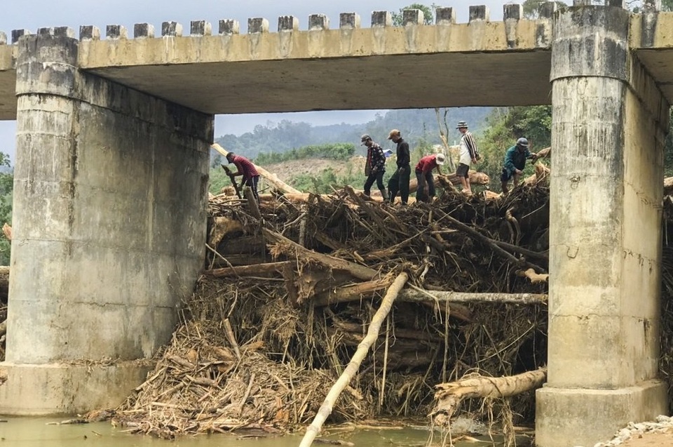 Lũ cuốn lượng gỗ khổng lồ bít kín cầu Sông Bua - 2 Lũ cuốn lượng gỗ khổng lồ bít kín cầu Sông Bua - 2