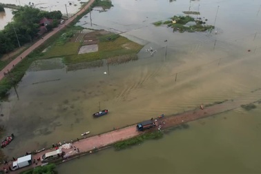 Chàng trai dùng máy bay 400 triệu đồng chuyển đồ cứu trợ vùng lũ Bắc Ninh
