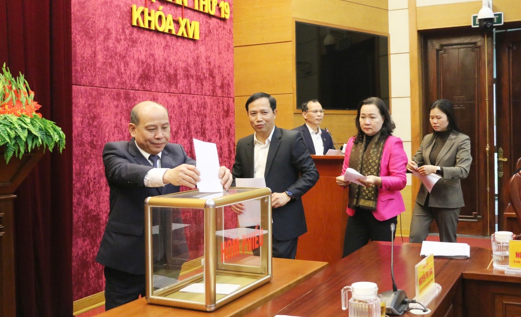 14 cán bộ diện Ban Thường vụ Tỉnh ủy Hòa Bình quản lý xin nghỉ trước tuổi - 2 14 cán bộ diện Ban Thường vụ Tỉnh ủy Hòa Bình quản lý xin nghỉ trước tuổi - 2