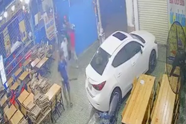 TPHCM: Truy xét nhóm thanh niên đập phá, chém nhân viên quán nhậu