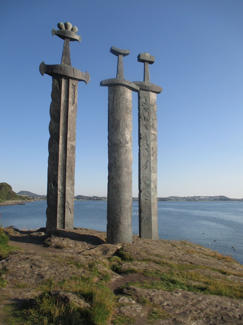 Ý nghĩa ba thanh kiếm khủng dựng ở ngoại ô Stavanger, Na Uy - 1 Ý nghĩa ba thanh kiếm khủng dựng ở ngoại ô Stavanger, Na Uy - 1