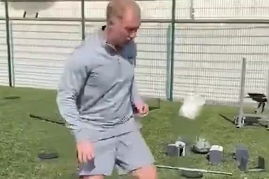 Paul Scholes trong trò "thử thách giấy vệ sinh"