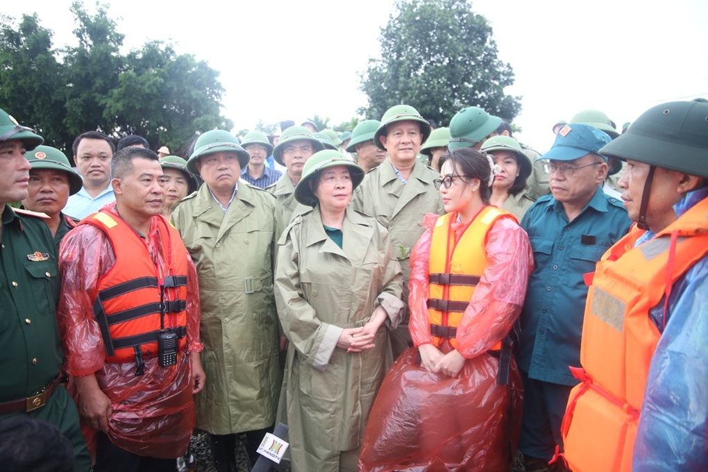 Bí thư Hà Nội yêu cầu sơ tán dân khỏi rốn lũ ở ngoại thành - 1