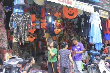 Hà Nội: Đồ chơi ma quỷ tràn ngập phố cổ trước ngày Halloween