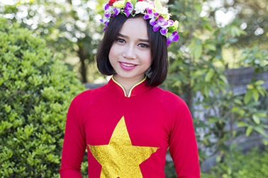 Nữ sinh Thái Lan diện áo dài Việt trong lễ tốt nghiệp